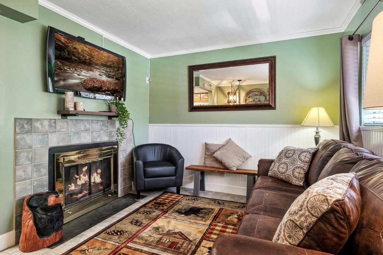 Lovely Condo W/ Indoor Pool *Only Steps To Parkway Gatlinburg Exterior photo