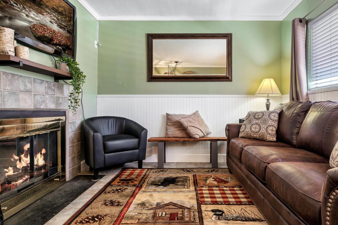 Lovely Condo W/ Indoor Pool *Only Steps To Parkway Gatlinburg Exterior photo