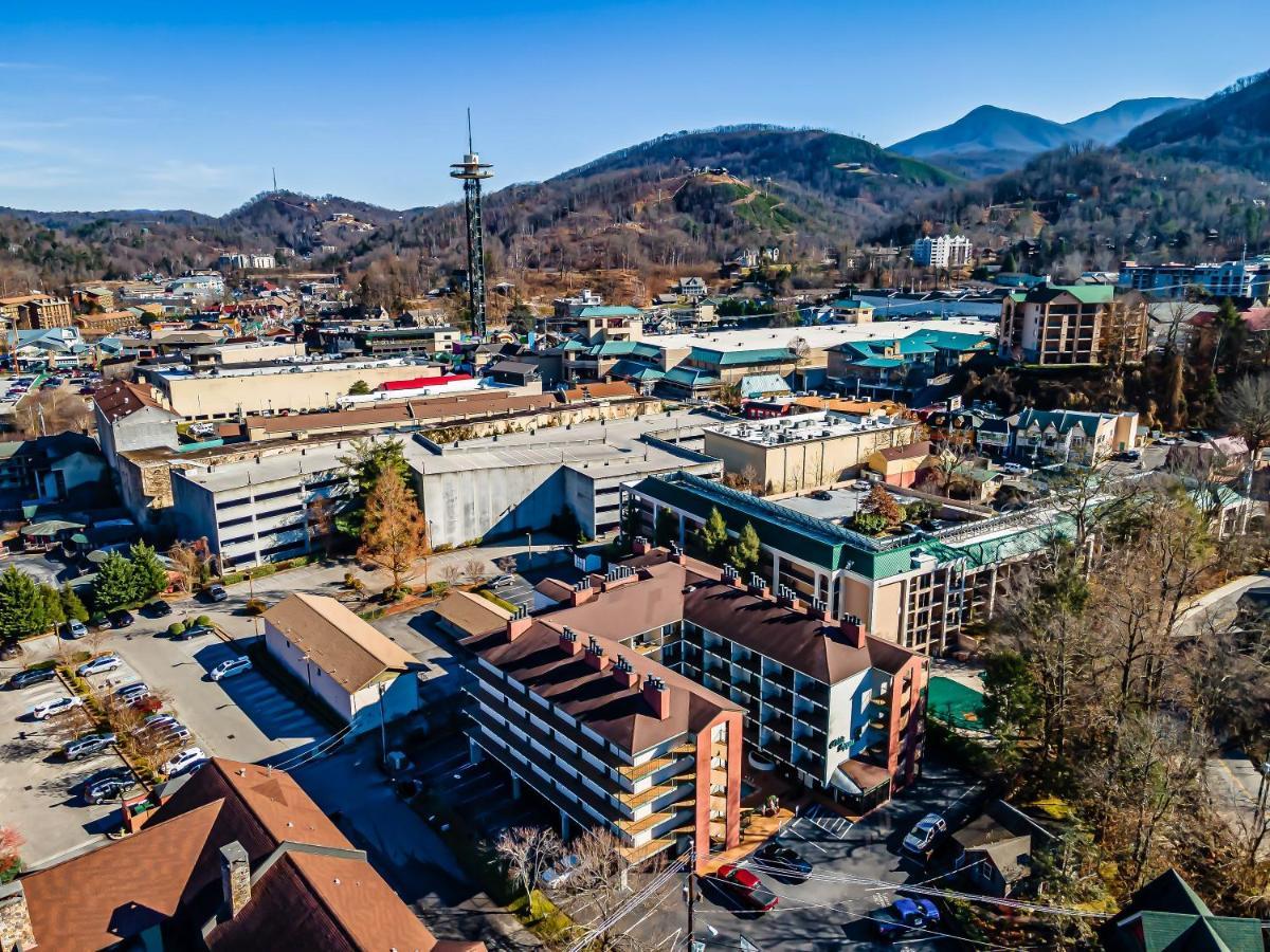 Lovely Condo W/ Indoor Pool *Only Steps To Parkway Gatlinburg Exterior photo