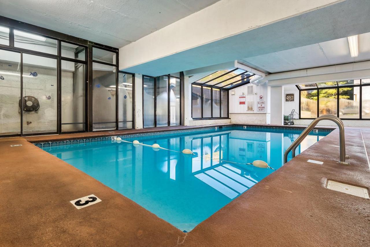Lovely Condo W/ Indoor Pool *Only Steps To Parkway Gatlinburg Exterior photo